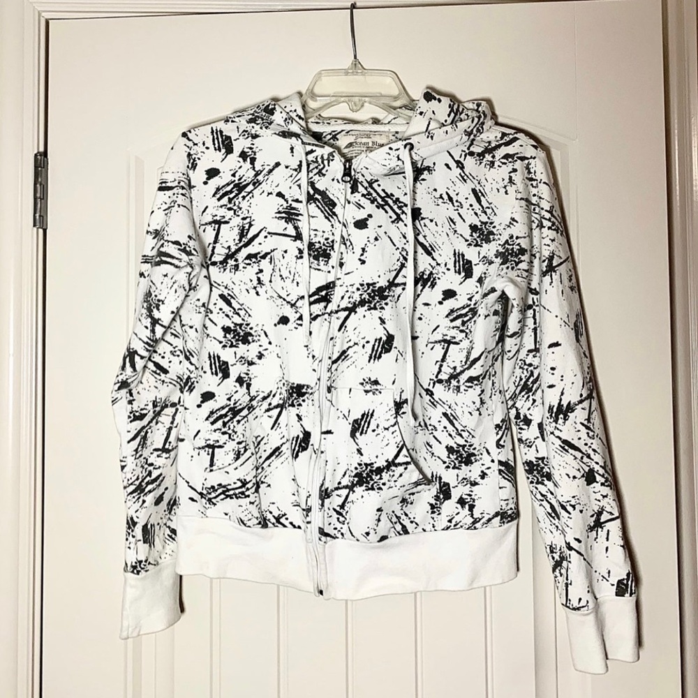 🍃Pick 3/$21-Women’s White Hoodie with Black Accents and Full Zip Front- Size L